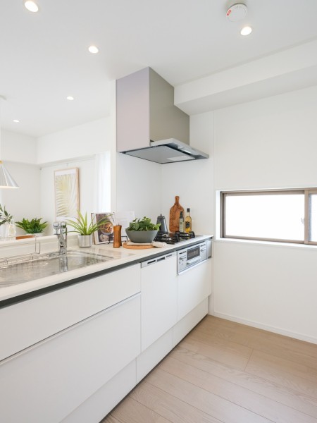 お部屋に溶け込む人気のオープンキッチンです。キッチン右手にはルーフバルコニーに面した窓があるため、換気や採光にも便利です◎