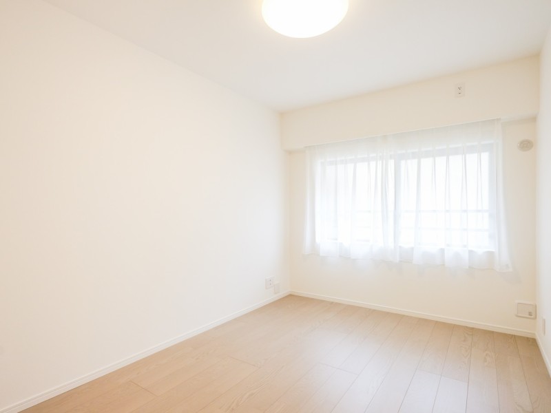 洋室1は廊下からアクセスする独立したプライべート空間です。過ぎゆく時間をゆったりと感じることができるのびやかなお部屋です。