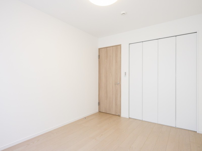 クローゼット付きの洋室1は凹凸が少なく、居住スペースを広くお使いいただけるので主寝室におすすめです。