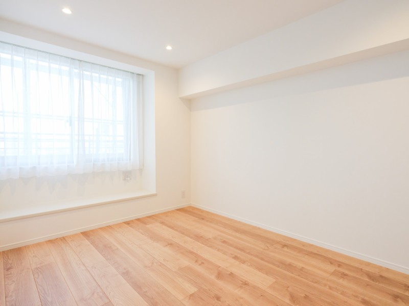 約7.1帖の広さがあり、主寝室にぴったりな洋室3です。柔らかな光と爽やかな風を感じることができる、のびやかな空間です。