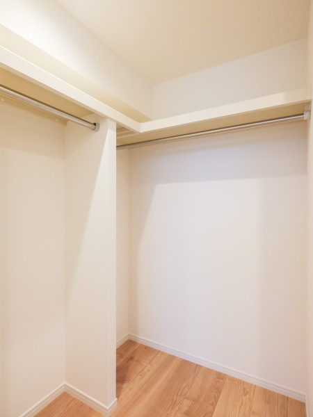 洋室3には大容量のウォークインクローゼットを備え付けました。かさばりやすいアウターやオフシーズンの家電などもたっぷり収納できます♪