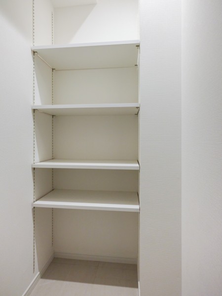 玄関からアクセスできるシューズインクローゼットです。可動棚付きでシューズはもちろん、アウトドアグッズや雨具なども収納可能です。