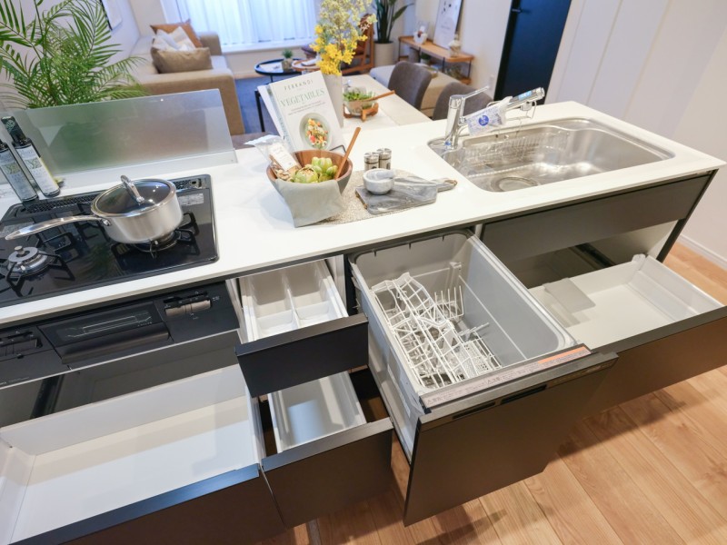 ◆食器洗浄乾燥機◆家事の時間を短縮できる優れもの。さらに節水・節約を同時に行うことができるので、大変人気があり重宝します。