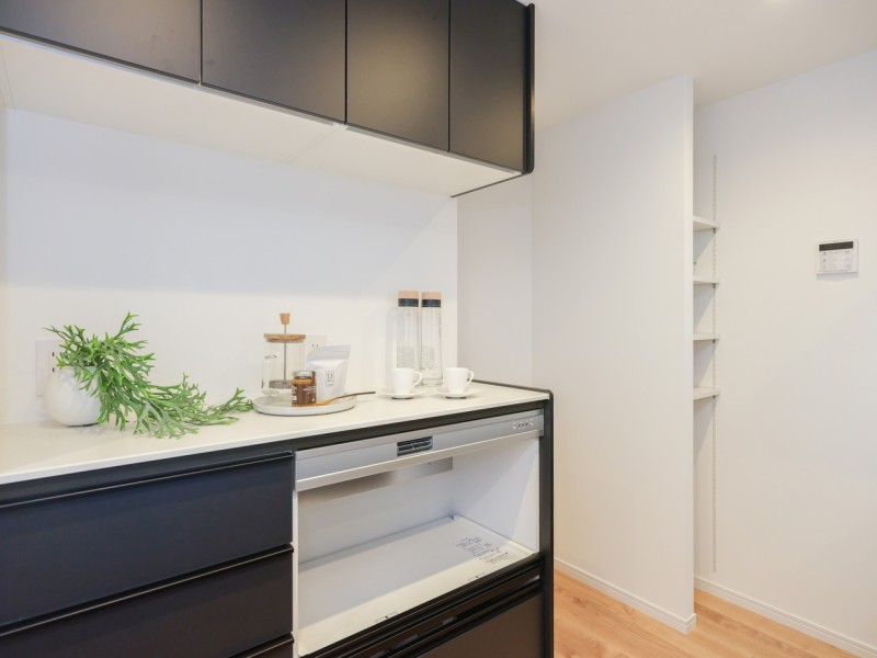 背面にはキッチンとお揃いのカップボードが備わっています。食器や家電などを配置できる実用的なスペースです。