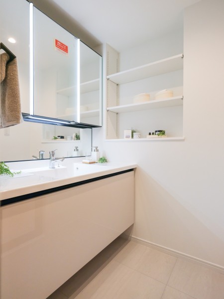 清潔感漂う洗面化粧台です。三面鏡裏や足元、さらにはカウンター棚の収納まで使いやすさも兼ね備えています。