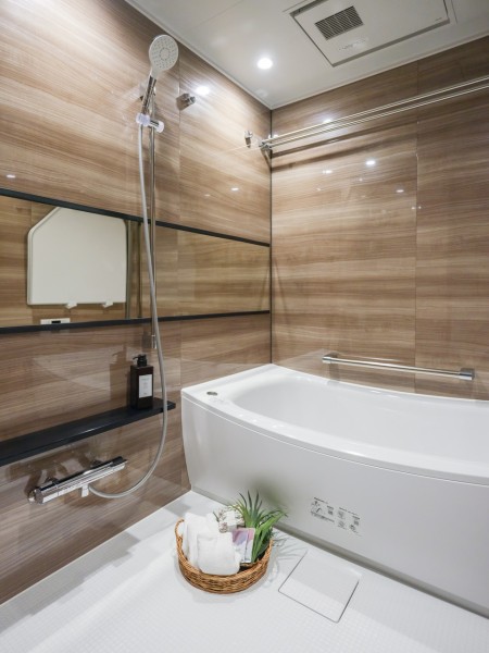 光沢感のある木目調タイルによって、より一層くつろぎの空間が演出されるバスルームです。