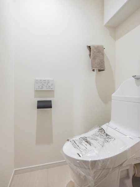 シンプルで安らぎ溢れるレストルーム。優れた節水効果や汚れが付きにくい便座など、ほしかった機能が揃ったウォシュレット一体型トイレです。