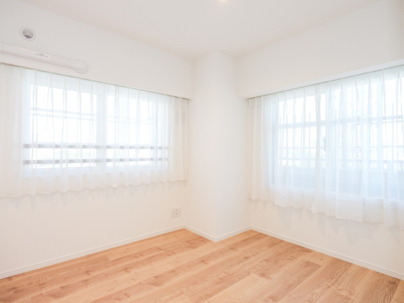 洋室1は二面採光でめいっぱいの自然光が注がれるお部屋です。住まう方の趣味や感性で飾っていただけるように、シンプルで柔軟性のある内装に仕上げました。