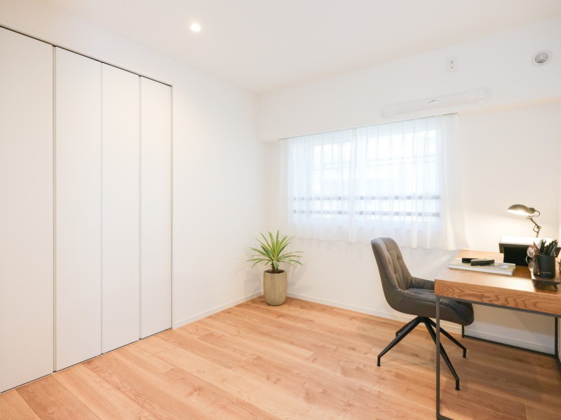 独立空間でプライベート性の高い洋室2です。過ぎゆく時間をのんびりと感じ、リラックスできるお部屋です。