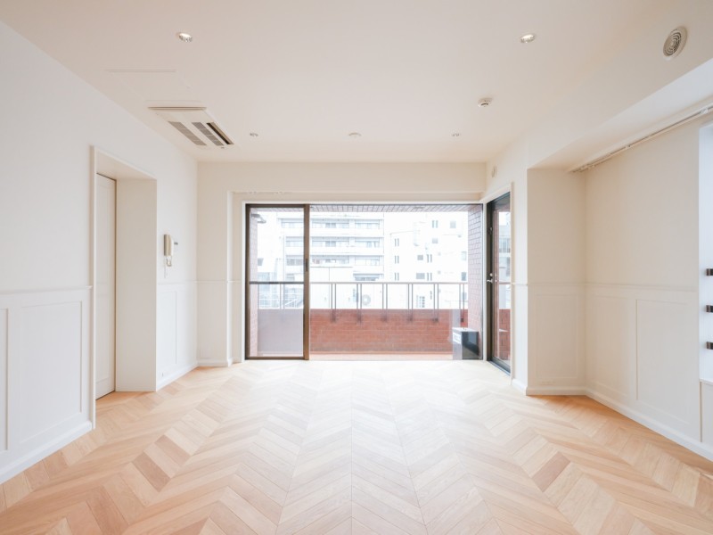 大きな開口部から明るい陽が差し込む3方角部屋♪柔らかな光と爽やかな風を感じることができる、のびやかなリビングです。