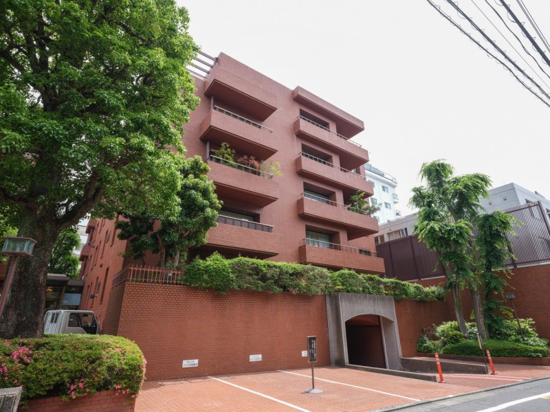 6駅6路線利用可能な好立地！レンガの風合いで重厚感漂うヴィンテージマンションです。