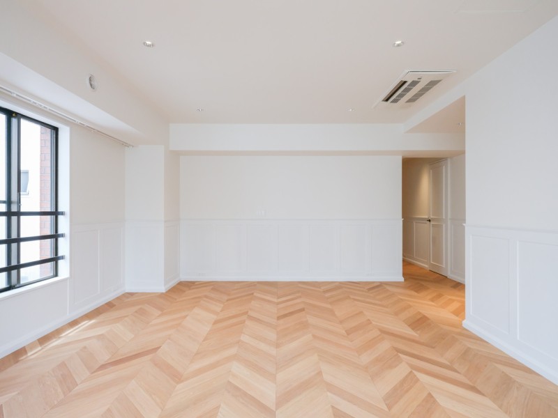 ワンランク上の空間をさりげなく演出するフレンチヘリンボーンが特徴的なリビングです。