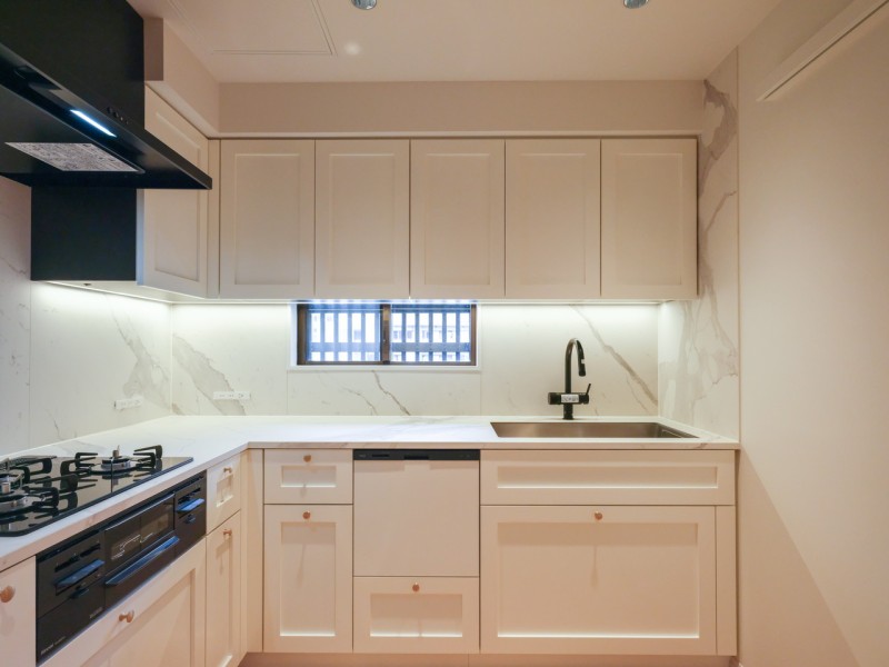 お部屋の雰囲気に調和したオリジナルシステムキッチンです。小窓が付いているので、ちょっとした換気にも便利です。