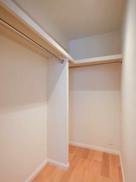 洋室2には約1.4帖のウォークインクローゼットを備え付けました。衣類はもちろん、シーズンオフの家電なども収納いただけます。