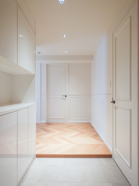白を基調とした清潔感のある玄関です。収納が豊富なので、シューズやレイングッズまでたっぷり収納できますね。