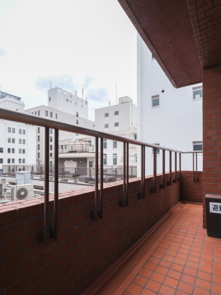 二面方向のバルコニーです。外観と同じレンガタイルが丁寧に敷かれています。