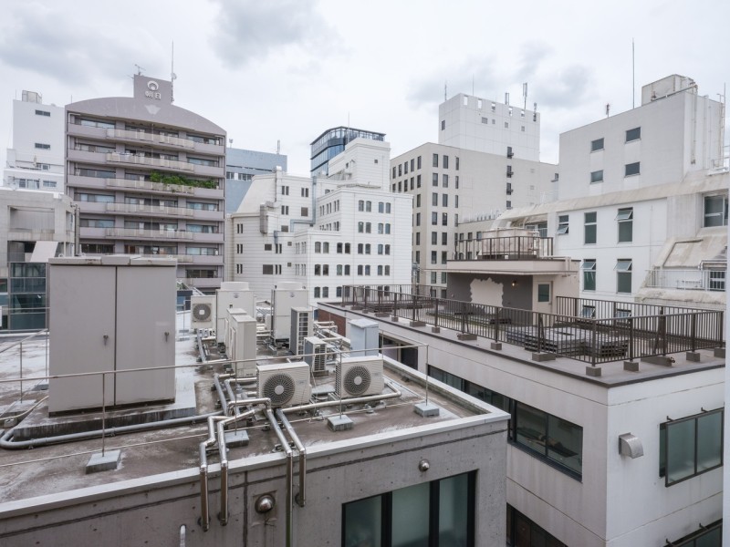 バルコニーからの眺望です。都心にありながら、しっかりと空を仰ぐことができます。