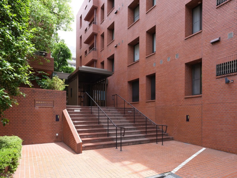 堂々たる趣の中に自然の潤いも感じるエントランスです。手入れが施された植栽が心地の良い安らぎに満ちた暮らしへ誘います