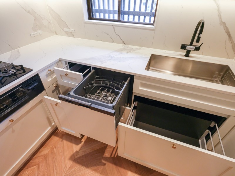 ◆食器洗浄乾燥機◆家事の時間を短縮できる優れもの。さらに節水・節約を同時に行うことができるので、大変人気があり重宝します。