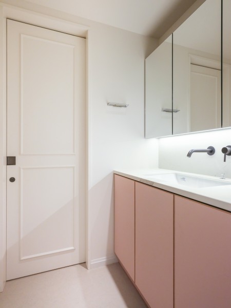 桜色で洗面空間を彩るオリジナルの洗面化粧台です。蛇口部分も特徴的なので、ぜひ現地でご覧ください。