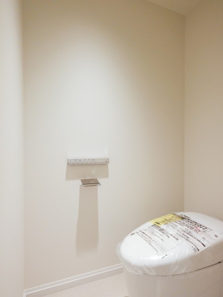 レストルームには洗練されたお部屋にぴったりなスタイリッシュなタンクレストイレを備え付けました。