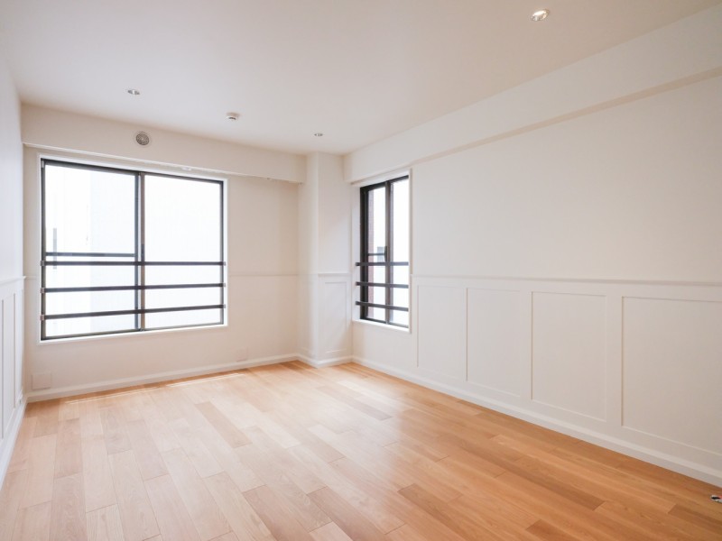 約7.9帖の広さがあり、主寝室にぴったりな洋室2です。二面採光で陽当たり・通風良好です♪