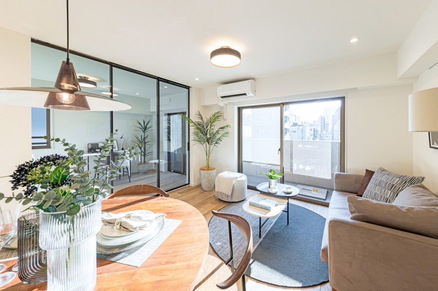 窓から注ぐ光に満たされて穏やかな時間に纏われたリビングダイニングです。床暖房が敷設され、寒い冬でも足元からじんわり温もりを感じます。