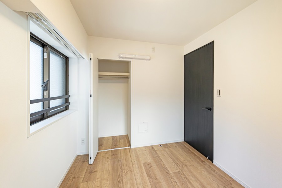 洋室2にも自然光が注がれます。住まう方の趣味や感性で飾っていただけるように、シンプルで柔軟性のある内装に仕上げました。