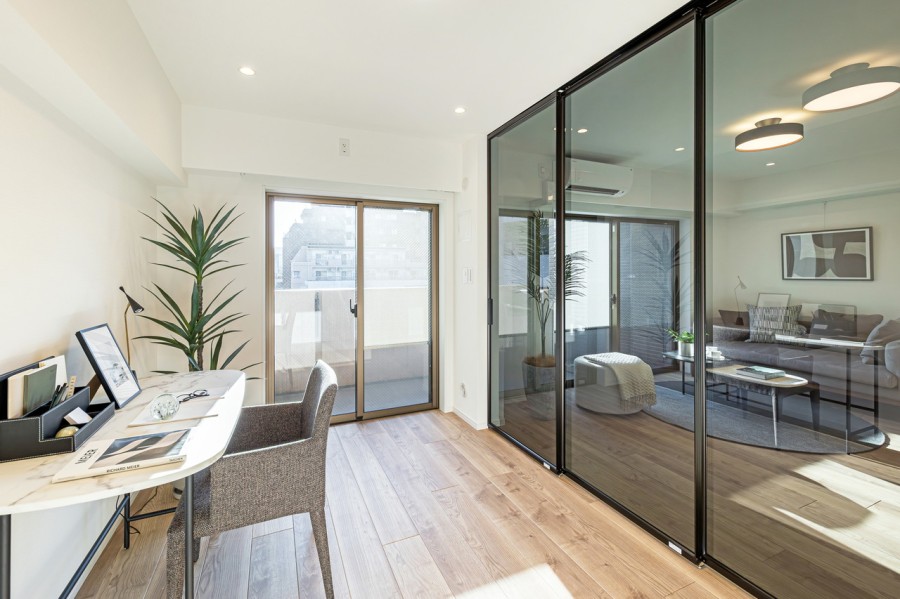 リビングと洋室3を仕切る扉は、ライフスタイルをシームレスにするガラス扉を用いました。