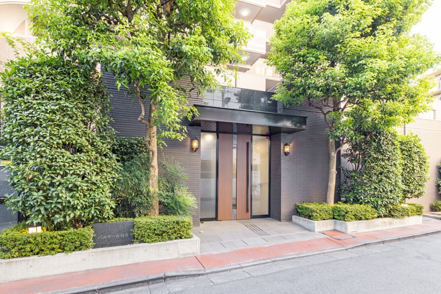 都会的で洗練されたデザインが美しいエントランスです。植栽の緑が心地の良さを演出し、入居者様を安らぎに満ちた暮らしへと誘います。