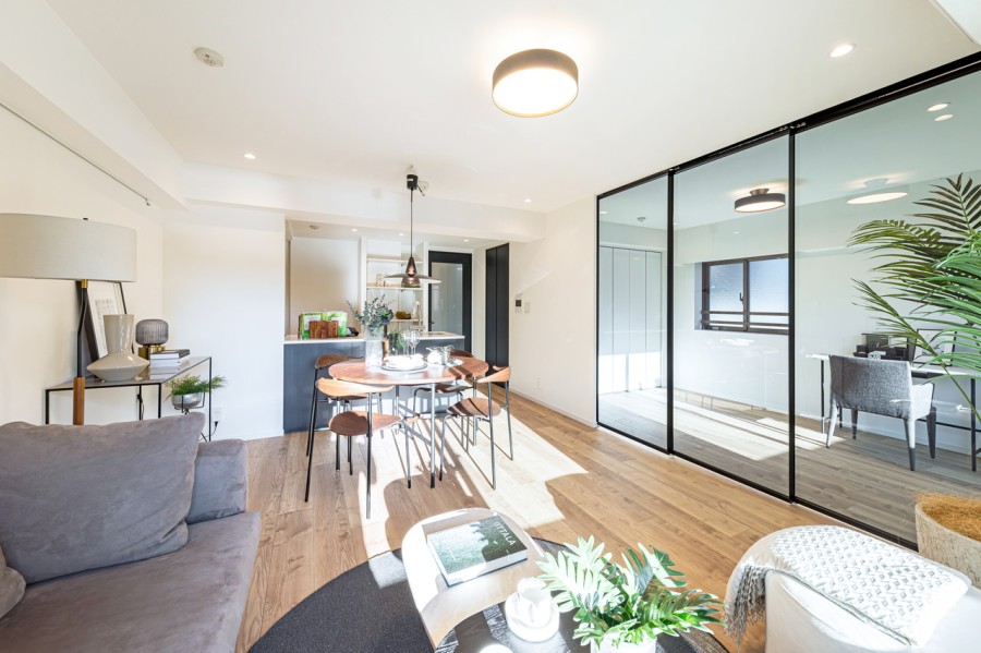 心地よい光と風が訪れ、穏やかな空気に包まれた空間です。時代や流行を問わず長く着られる衣服のように、ご家族皆さんが快適にお過ごしいただける住まいです。