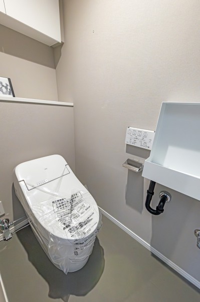 レストルームも上品さが宿る安らぎのスペースに仕上がりました。洗練されたデザインのタンクレスを採用、ウォシュレット一体型のトイレは、お掃除の手助けをしてくれる便利機能が搭載されています。