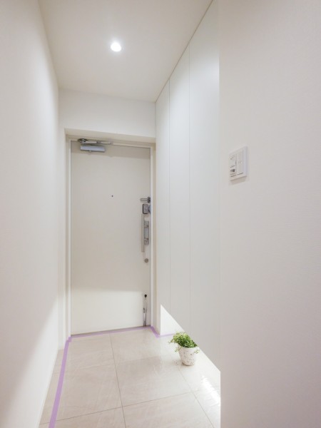 フットライトからのびる光が足元を優しく包み込む玄関です。天井までの高さがあるシューズボックスを備え付けたので、玄関をすっきり綺麗に保てます。