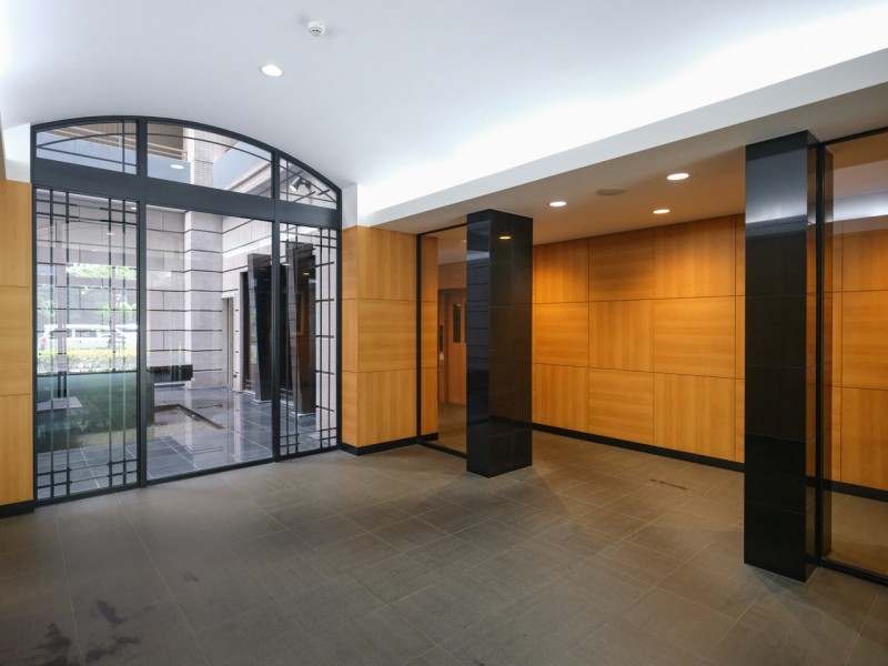 外観に調和したホテルライクなエントランスホールです。コンシェルジュサービスが快適・安心な暮らしをサポートしてくれます。