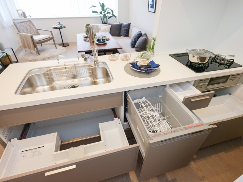 ◆食器洗浄乾燥機◆家事の時間を短縮できる優れもの。さらに節水・節約を同時に行うことができるので、大変人気があり重宝します。