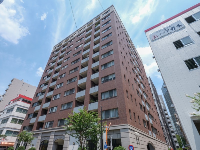 トラディショナルな雰囲気に包まれ、ホテルライクな佇まいが目を惹くマンションです。潤いあふれる水辺や豊かな緑に恵まれた住環境です。