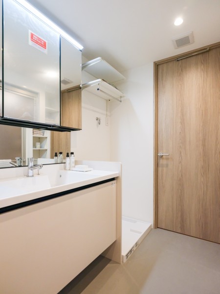 空間に美しく溶け込むスタイリッシュな洗面化粧台です。三面鏡タイプで身だしなみチェックに便利なほか、小物の収納にも使い勝手良好です。