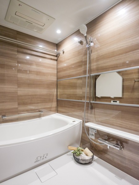 光沢のある木目調パネルが美しいバスルームです。暖房・涼風・換気・乾燥機能付きで1年中快適なバスタイムをお楽しみいただけます。