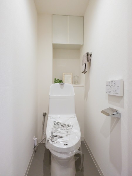 シンプルで安らぎ溢れる空間のレストルーム。優れた節水効果や汚れが付きにくい便座など、ほしかった機能が揃ったウォシュレット一体型トイレです。