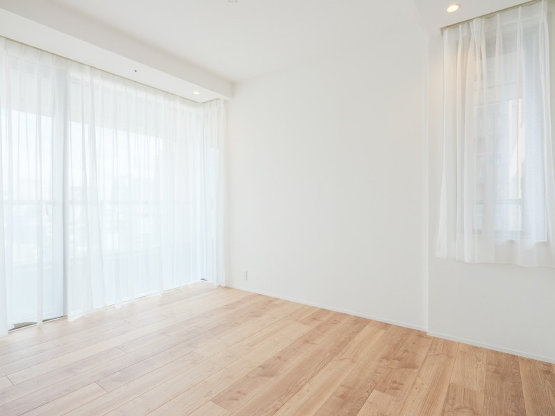 洋室1は二面採光で明るく、ウォークインクローゼットと床暖房を備えたお部屋です。毎朝訪れる朝日が眠気を吹き飛ばし、すっきりとした目覚めが日常になりそうです。