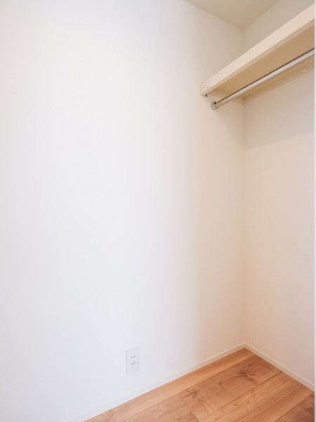 約1.5帖のウォークインクローゼットです。衣類はもちろん、キャリーバッグなども収納いただけます。