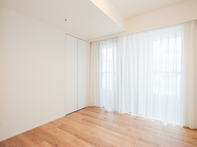 洋室2にも明るい自然光が注がれます。のびやかな空間の中で、ほっと一息つけるやすらぎの時間が流れます。