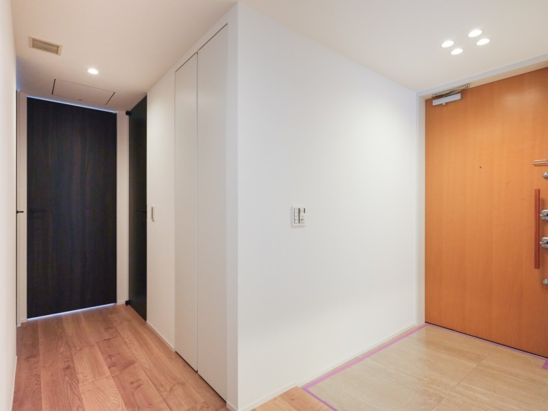 ゆとりのある廊下には収納を備え付けました。防災バッグや日用品のストックなど、たっぷり収納いただけます。