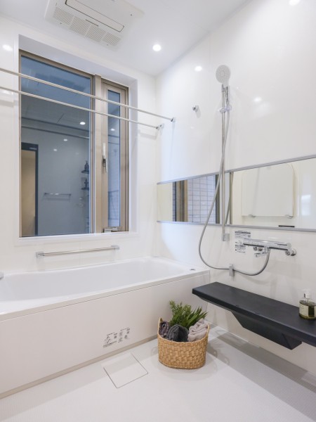 大きな窓付きのスタイリッシュで清潔感が溢れるバスルーム。ゆったりとくつろげる空間で、身体も心も癒されます。暖房・涼風・換気・乾燥機能付きで1年中快適です。