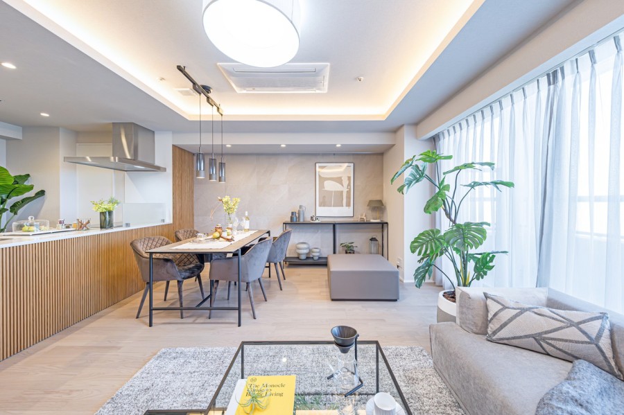 心地よい光と風が訪れ、穏やかな空気に包まれた空間です。大理石調のアクセントパネルがより高級感を醸し出す、都会らしい気品あふれる内装に仕上げました。