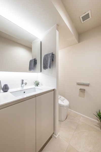 レストルーム内にもミラー付きの手洗いカウンターが備わっています。日々の細やかな動線にもこだわった機能的な配置です。