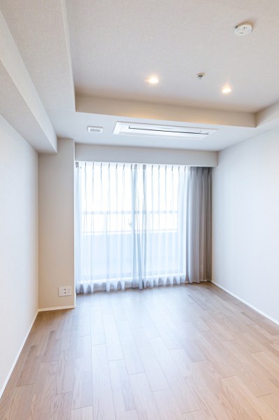 洋室1は9.7帖のゆとりあるお部屋。こちらの居室にも床暖房が敷設されています。寒い冬でもポカポカと温もりを感じれそうです♪