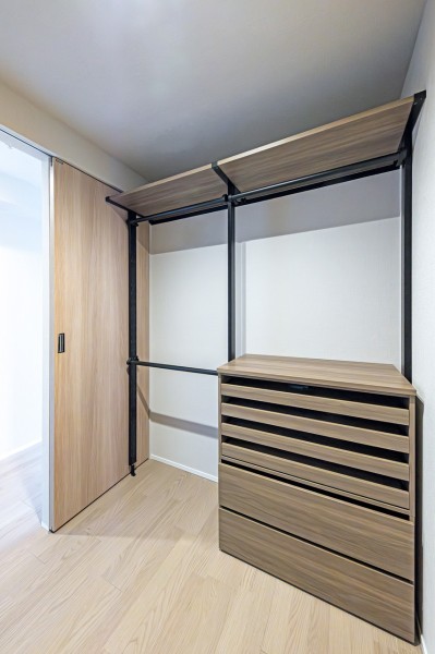 洋室1のウォークインクローゼットは約2.6帖のゆったりサイズ。備え付けのラックは上下の2段構成のため空間を有効活用できます。