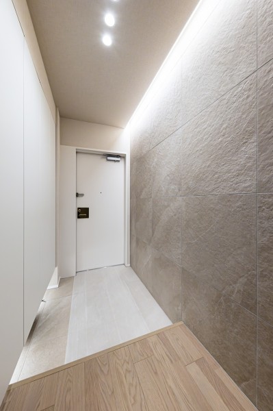 入居者様をやさしく出迎える気品溢れる玄関です。控えめな石の流れ目と仄かに煌めく表面が魅力の石調タイルが施され、大切なご家族の「ただいま」「おかえり」が行き交う心温まる空間です。