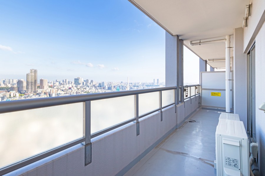 リビングと2つの居室に広がるバルコニーに出ると、見事なまでに開放感が溢れます。東南向きにつきめいっぱいの光を採り込むリフレッシュ空間です